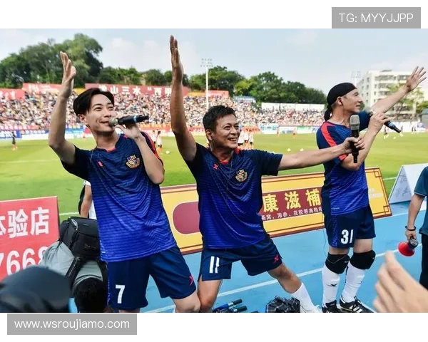 足球巨星与大陆娱乐明星亲密合影展现跨界友谊与合作魅力