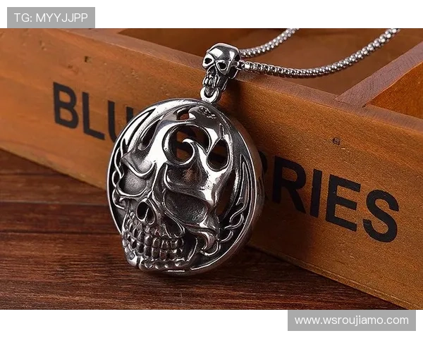 足球明星吊坠钛钢设计灵感来源于绿茵场的激情与荣耀